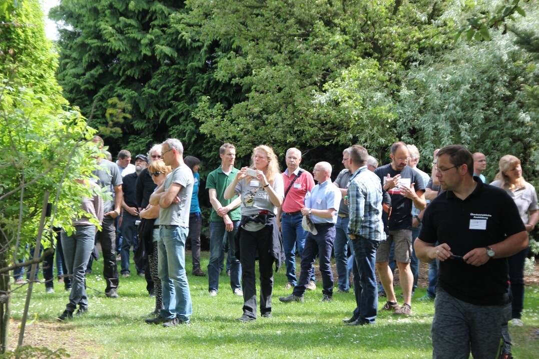 Der Rundgang ber das LVG-Gelnde fhrte auch ins Arboretum, wo die Auszubildenden ihre Pflanzenkenntnisse verbessern knnen.