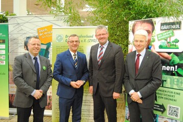 (v.l.n.r.) Dr. Hans Joachim Brinkjans, Umweltreferent und stellvertretender Generalsekretr des ZVG; Jrgen Mertz, ZVG-Prsident; Alois Gerig, Obmann der CDU/CSU-Fraktion im Ausschuss fr Landwirtschaft und Ernhrung; Hartmut Weimann, ZVG-Vizeprsident.