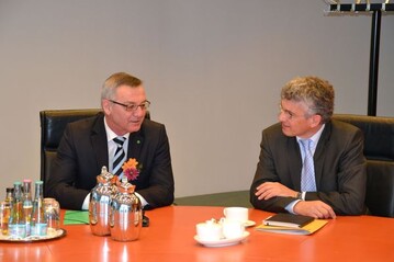 ZVG-Prsident Jrgen Mertz im Gesprch ber wichtige Lsungen fr die Gartenbaubranche mit Ministerialrat Stefan Schulz.