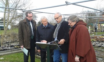 Nick Kremer (3. v. l.) fhrt durch den Garten: 1. v. l. : Dr. Ingo Braune (BMEL), 2. v. l. : Karl Zwermann (DGG), r. Katharina Adams (GdS) 