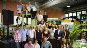Die Gewinnerteams am Abend nach der Siegerehrung in der Halle 5 der DEULA zusammen mit den Ehrengsten. 