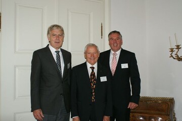 Das Geschftsfhrende Prsidium der Deutschen Gartenbau-Gesellschaft 1822 (von links):
Schatzmeister Prof. Dr. Klaus Neumann, Prsident Karl Zwermann, Vizeprsident Werner
Ollig. 