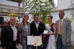 Eine Große Goldmedaille der Deutschen Bundesgartenschau Gesellschaft (DBG) wurde
Gartenbau Haslhofer aus St.Pankraz in Österreich für Dahlienzüchtungen in attraktiven Formen
und Farben zugesprochen.Von links: DDFGG-Präsident Werner Koch, Theresia und
Peter Haslhofer, Dahlienkönigin Anja I. und Rainer Berger, der Ausstellungsbevollmächtigte
der Deutschen Bundesgartenschaugesellschaft (DBG).