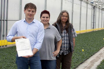 Auf dem Bild: David Dannenmann, Betriebsleiter Rooted Cuttings (RC), Barbara Kundmller, Supply Chain Management Produktion RC, Carola Huhn, Organisationsleitung Produktion.

