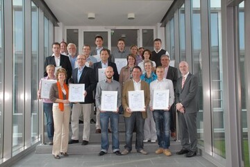 Gruppenbild der ersten 15 nach dem "GLOBAL G.A.P."-Standard fr Zierpflanzen zertifizierten
Landgard-Mitgliedsbetriebe zusammen mit dem Vorsitzenden des Bundesverbandes Zierpflanzen,
Heinrich Hiep (obere Reihe, 2. von links), und dem Landgard-
Vorstandsvorsitzenden Henning Schmidt (vordere Reihe, 1. von rechts).