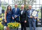 Fleuroselect-Präsident Karol Pawlak und Generalsekretärin Ann Jennen überreichten den Gewinnern die Urkunden und Medaillen. Gerard Werink, Commercial Director und Juul van Loon, Head of Business International bei Syngenta Flowers für Helenium autumnale HayDay Golden Bicolor.