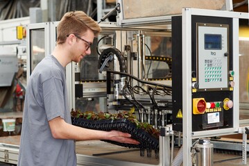 Grtner ist ein Beruf mit Potenzial. Bereits in der Ausbildung setzt man moderne Technik zur Pflanzenproduktion ein, wie etwa die Topfmaschine in einem Zierpflanzenbetrieb.