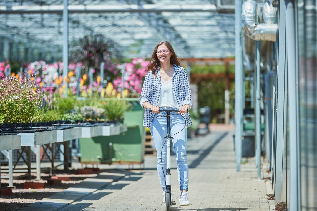 Jungen Nachwuchskräften im Gartenbau stehen viele Entwicklungsmöglichkeiten offen.
Jungen Nachwuchskräften im Gartenbau stehen viele Entwicklungsmöglichkeiten offen.