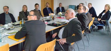 Redaktionsbeiratssitzung des Grnen Medienhauses (von hinten links im Uhrzeigersinn): Dieter Weiler (Gemse- Selbstvermarkter e.V.), Andrea Kirchhoff (Landgard Service GmbH), Michael Hermes (Landgard Service GmbH), Bertram Fleischer (designierter Generalsekretr Zentralverband Gartenbau), Jrgen Mertz (Prsident Zentralverband Gartenbau), Jan Grnewald (Fachgruppe Jungpflanzen), Gabriele Harring (Geschftsfhrerin Bundesverband Zierpflanzenbau), Franz- J. Jger (Geschftsfhrer FGG-Frderungs-gesellschaft Gartenbau mbH), Franz Schmaus (Ehrenvorsitzenden Bund Deutscher Champignon- und Kulturpilzanbauer und Sprecher des Redaktionsbeirates des Grnen Medienhauses), Peter Behrens (Bund deutscher Staudengrtner), Reiner Hpken (Vorstandsmitglied Bundesverband der Einzelhandelsgrtner) und Michael Legrand (Projektleiter Grnes Medienhaus).