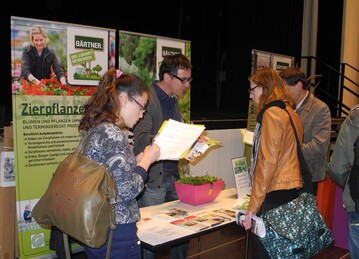 Ausbildungsmessen bieten Gartenbaubetrieben eine gute Mglichkeit, direkt mit potenziellen Auszubildenden ins Gesprch zu kommen. Ein Praxisbeispiel mit Inspirationen und Anregungen fr die zielgerechte Ansprache von Jugendlichen stellt die ZVG Nachwuchswerbekampagne auf der diesjhrigen IPM vor. 
