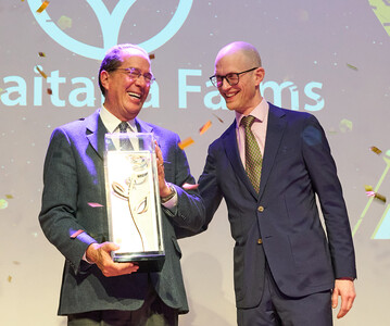 Die begehrte Auszeichnung "Goldene Rose" wurde La Gaitana Farms von Daan de Vries, CEO des Hauptsponsors MPS, bei der AIPH IGOTY Awards Ceremony 2025 auf der IPM ESSEN berreicht.