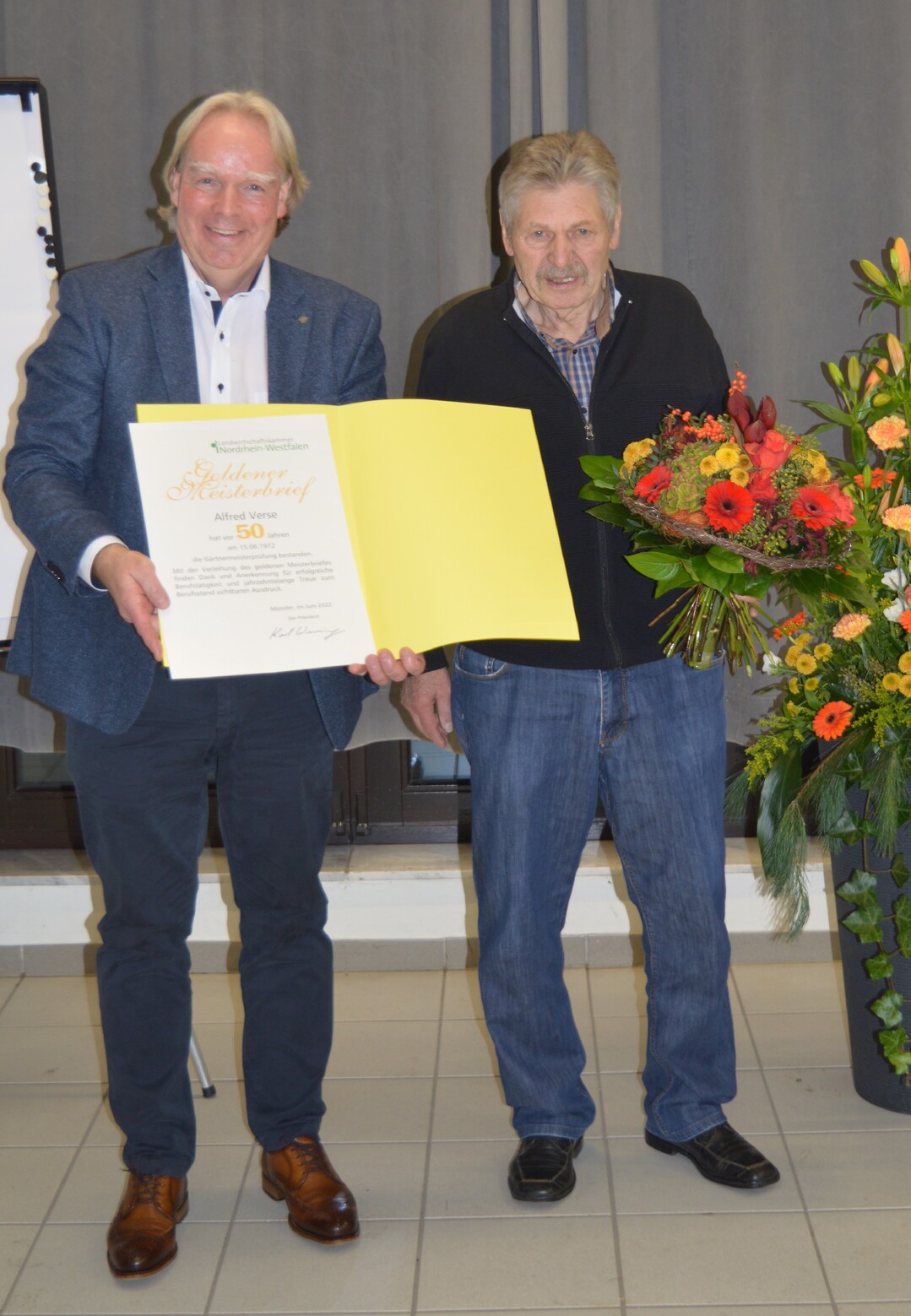 Aus den Hnden des Kreisgrtnermeisters Johannes Wolter (links) erhielt Grtnermeister Alfred Verse den Goldenen Meisterbrief.