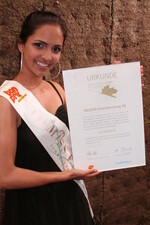 Schöner Preis, schön präsentiert: Graziella Rogers, Miss Earth Schweiz 2009, tritt in diesem Jahr in in der Ricoter-Kommunikation auf.