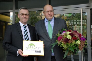 ZVG-Prsident Mertz und Bundesumweltminister Altmaier begren anlsslich des Deut-schen Gartenbautages in Berlin das Projekt Green Day. Der ZVG untersttzt den neuen Berufsorientierungstag fr grne Berufe als Partner.