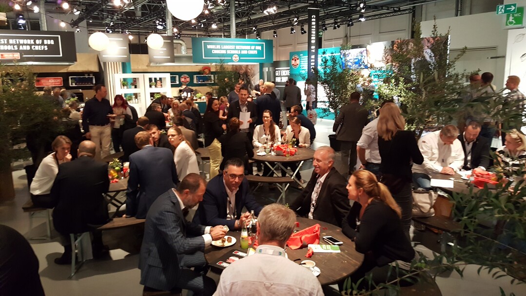 Bei den Anbietern von Grills drängten sich die Besucher ganz besonders - wie hier bei Weber in Halle 1.