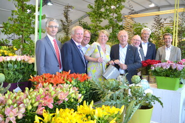 v.l.: Hartmut Cremer (KSK), Walfried Heinen (RWE), Albert Stumm (Frderverein), Judith Dohmen-Mick (LAGA GmbH), Gnter Bayer (LAGL), Heinrich Sperling (LAGA GmbH); Brgermeister Albert Bergmann, Christoph M. Hartmann (LAGA GmbH)