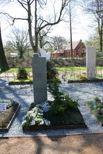 Eine Große Goldmedaille der Deutschen Bundesgartenschau-Gesellschaft mbH (DBG) über-reicht Renate Behrmann, Ausstellungsbevollmächtigte der Deutschen Bundesgartenschau-Gesellschaft mbH (DBG) für das beste Urnengrab an die Ausstellergemeinschaft Freu-ken/Timme aus Duisburg bzw. Bonn.
