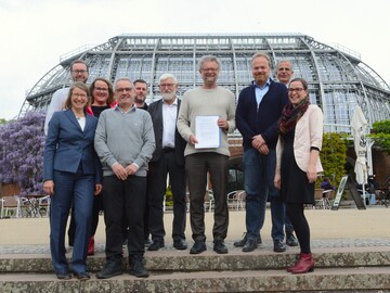 Reprsentanten der Deutschen Naturwissenschaftlichen Forschungssammlungen e. V. (DNFS) mit der gemeinsamen Erklrung zur Grndung des deutschen DiSSCo-Knotens. Von links:

Dr. Eva Hffner (Botanischer Garten Berlin an der Freien Universitt Berlin), Dr. Till Tpfer (Leibniz-Institut zur Analyse des Biodiversittswandels), Claudia Kamcke (Fachgruppe Naturwissenschaftliche Museen des Deutschen Museumsbundes), Prof. Dr. Dr. Joris Peters (Staatliche Naturwissenschaftliche Sammlungen Bayerns), Prof. Dr. Martin Husemann (Staatliches Museum fr Naturkunde Karlsruhe), Prof. Dr. Frank Hellwig (Herbarium Haussknecht an der Friedrich-Schiller-Universitt Jena), Prof. Dr. Bernhard Misof (Leibniz-Institut zur Analyse des Biodiversittswandels), Prof. Dr. Lars Krogmann (Staatliches Museum fr Naturkunde Stuttgart), Prof. Dr. Karsten Wesche (Senckenberg-Gesellschaft fr Naturforschung) und Dr. Jana Hoffmann (Museum fr Naturkunde Berlin)
