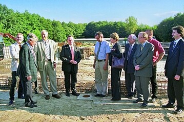v. l.: Oliver Hoch, Geschftsfhrer des FGL Berlin; Hans Jrgen Pluta,
Vorstandsmitglied LAGF; Hanns-Jrgen Redeker, BGL-Prsident; Wolf
Braune, LAGF-Vorsitzender; Carl Ahlgrimm, Brgermeister Grobeeren; Kerstin Liebich, Staatssekretrin Senatsverwaltung fr Integration, Arbeit
und Soziales Berlin; Dr. Siegfried Scholz, ZVG-Generalsekretr; Ralf Andr,Ministerium fr Lndliche Entwicklung, Umwelt und Verbraucherschutz
Brandenburg; Jrg Kirstein, LVG-Prsident Brandenburg und Lutz Grille, Prsident Landesverband Gartenbau und Landwirtschaft Berlin
