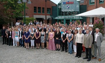 Gemeinsames Erinnerungsbild der 224 Absolventen aller gartenbaulichen Fachsparten bei
der Freisprechungsfeier 2011 mit der schleswig-holsteinischen Umweltministerin Dr. Juliane
Rumpf, dem Prsidenten der Landwirtschaftskammer Schleswig-Holstein, Claus Heller (beide
1. Reihe, r. Bildrand) und dem Vorsitzenden des FGL S-H, Arne Ingmar Johannsen, dem
Prsidenten des GVN Andreas Lohff sowie dem Oberbrgermeister Norderstedts Hans-
Joachim Grote (2. Reihe, r. Bildrand, von rechts. 