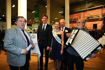 Peter Ehrenberg, Prsident des Landesverbandes der Gartenfreunde Berlin (von links), Staatssekretr Christian Gaebler vom Senat fr Stadtentwicklung und Umweltschutz, Lisa Maurer, Deutsche Blumenfee, ZVG-Prsident Heinz Herker sowie Volker Buhse als musika-lischer Botschafter der igs Hamburg, die 2013 statt finden wird. 