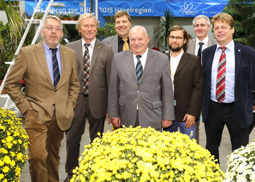 Jochen Sandner, Geschftsfhrer der Deutschen Bundesgartenschau-Gesellschaft, Heiner Baumgarten, Geschftsfhrer der igs hamburg 2013, Andreas Lohff, Vizeprsident des ZVG e. V., Rdiger Schubert, Ministerium fr Infrastruktur und Landwirtschaft des Landes Bran-denburg, Matthias Kuklik, Leiter Projektkoordination Grtnerische Ausstellungen der BUGA Havelregion 2015, Dr. Andreas Jende, Geschftsfhrer des Landesverbandes Gartenbau Berlin-Brandenburg, Dr. Hans-Jrgen Lemle, Erster Beigeordneter der Stadt Rathenow (von links nach rechts).