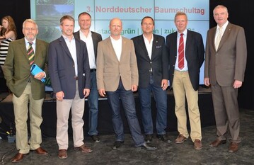 (v.l.n.r): Jochen Sandner, Deutsche Bundesgartenschau-Gesellschaft mbH (DBG), Bonn, Bernhard von Eh-ren, Vorsitzender BdB LV HH, Klaus Krber, Bayerische Landesanstalt fr Weinbau und Gartenbau, Veitshchheim, Axel Huckfeldt, Vorsitzender BdB-LV SH, Dr. Frank Schoppa, GF BdB-LV S-H, Prof. Dr. Hartmut Balder, Beuth Hochschule, Berlin und Helmut Selders, Prsident des Bundes deutscher Baumschulen (BdB) e.V. 