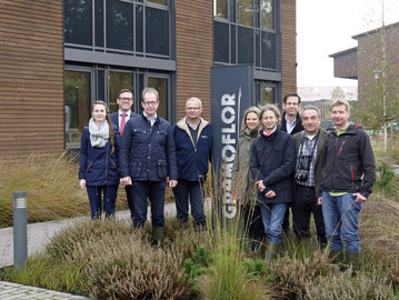 Gruppenfoto bei Gramoflor in Vechta. Von links: Frau Hirse von der DBU, Ludwig Voss, Dr. Reinhard Stock, Josef Gramann, Gabriela Gramann, Dr. Klaus-Holger Knorr, Prof. Dr. Christian Blodau, Prof. Dr. Norbert Hlz und Dr. Till Kleinebecker von der Universitt Mnster