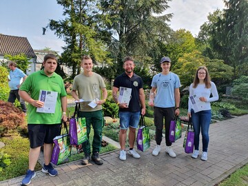  Von links: Sina Zoe Platthaus (Friedhofsgrtnerei Asbeck), Tom Adrian 
(Friedhofsgrtnerei Adrian), Bjrn Reinders (Blumen Buhle), Michel Schleifmann (Friedhofsgrtnerei 
Bleckwehl) und Christian Hegmann (Friedhofsgrtnerei Hegmann).