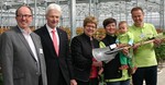 Festakt zur Jubiläumsfeier 100 Jahre Hoffmeister Schnittblumen Ludwigsburg
Personen von links nach rechts: Günter Hoffmeister, WGV Präsident Hartmut Weimann, Renate, Anna mit Nachwuchs und Adrian Hoffmeister.