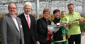 Festakt zur Jubilumsfeier 100 Jahre Hoffmeister Schnittblumen Ludwigsburg
Personen von links nach rechts: Gnter Hoffmeister, WGV Prsident Hartmut Weimann, Renate, Anna mit Nachwuchs und Adrian Hoffmeister.