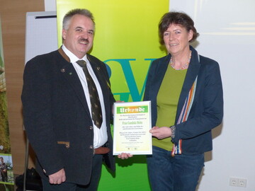v. l.): BGV-Bezirksvorsitzender Mittelfranken, Francis Phillips, berreicht Marke-tingberaterin Gundula Holm vom AELF Frth auf dem mittelfrnkischen Gartenbautag 2015 eine Ehrenurkunde fr ihre langjhrigen beruflichen Verdienste