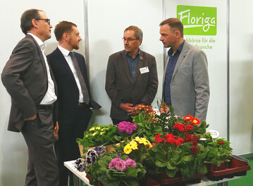 Auf der FLORIGA im Gesprch (von links): Martin Buhl-Wagner von der Leipziger Messe, Sachsens Ministerprsident Michael Kretschmer, Dr. Klaus Henschel, Prsident des Landesverbandes Gartenbau Berlin-Brandenburg, Frank Lehmann, Vorstandsmitglied des Gartenbauverbandes Mitteldeutschland.
