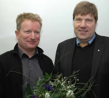 Der Prsident des Gartenbauverbandes Nord, Andreas Lohff (re.), gratuliert Thomas Heinemann zur Wahl als Landesprsident der Landesgruppe M-V im Gartenbauverband Nord.


