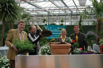 Haben gut Lachen zu Beginn der blhenden Gartensaison im Norden  (v.l.) Andreas Lohff, Prsident Gartenbauverband Nord, Guido Aischlimann und Katja Brodersen, Inhaber der Grtnerei Aischlimann in Gro Grnau sowie Dr. Hans-Hermann Buchwald, Vorstandsmitglied der Landwirtschaftkammer Schleswig-Holstein. (Foto: Dr. Schoppa, GVN)