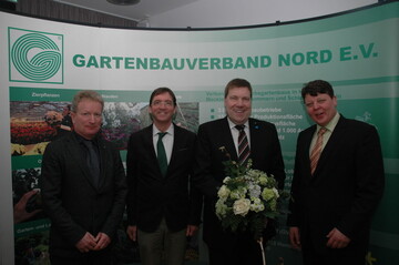Prsident Andreas Lohff, Lbeck, wurde in geheimer Abstimmung mit 90 % der Stimmen fr die sechste Amtsperiode wiedergewhlt. Dazu gratuliert ihm die Verbandschefs der Bundeslnder Mecklenburg-Vorpommern, Thomas Heinemann (li.), Schleswig-Holstein, Dr. Hans Hermann Buchwald sowie Andreas Krger (re.), Hamburg.
