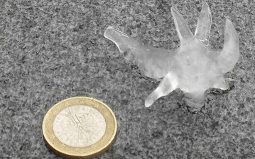 Scharfkantige, bizarr geformte Hagelkrner fhrten auch zu erheblichen Schden an Folienhusern.