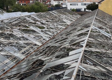 Nach dem Hagel: Ein zerstrtes Gewchshaus mit zerbrochenen Scheiben - die Auswirkungen von Tief Lambert.