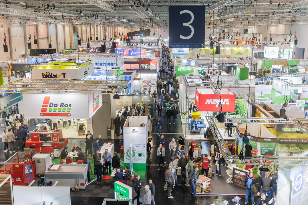 A view from above: Around 1,400 exhibitors are presenting themselves side-by-side at IPM ESSEN – as seen here in Hall 3.
