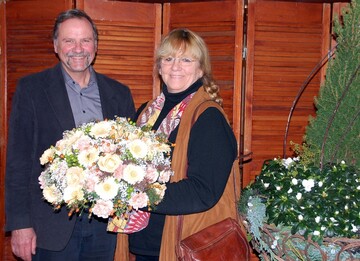 Gerhard Friedrich berreichte Hanni Teloy als Dank fr ihr hohes Engagement im Azerca-Werbeausschuss einen besonders schnen Blumengruss.