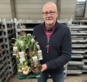 Das neue EPT-Mitglied Hans-Gerd Cox (Gebrder Cox GmbH) mit einem der beiden EPT-Traymodelle
sagt: "Euro Plant Tray ist eine gemeinschaftliche Lsung fr die gesamte Branche, keine weitere isolierte Insellsung. Wir fhlen uns verantwortlich und wollen unseren Beitrag zur Nachhaltigkeit und Kunststoffeinsparung innerhalb der Genossenschaft leisten und so aktiv mit unseren Produzenten und Kunden zusammenarbeiten."