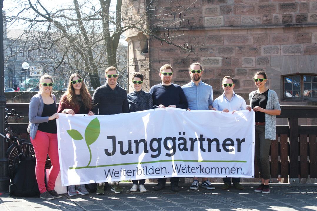 Die Tagungsteilnehmer vor dem Frauentorturm in Nürnberg
