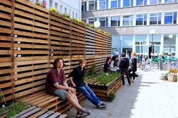 Europaletten werden in vertikale Grten umfunktioniert. Daraus entstehen variable Wnde.