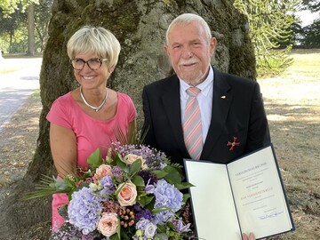 Eva Khler-Theuerkauf gratuliert Heinrich Hiep