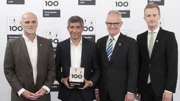 Preisverleihung in Ludwigsburg v.l.: Lothar Idelberger (Helix), Ranga Yogeshwar (Mentor von TOP 100), Hans Mller und Jonathan Mller (Helix)