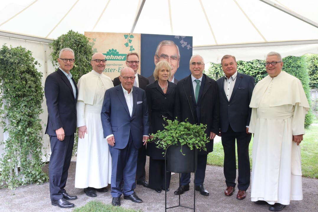 Von links: Hans Mller (Geschftsfhrung Helix Pflanzen GmbH), Pater Stefan Kling (Prior des Klosters Roggenburg), Albert Weber (Seniorchef Dehner), Thorsten Freudenberger (Landrat und Vorsitzender des Vereins der Freunde des Klosters Roggenburg), Dr. Irene Epple-Waigel (Ehefrau von Dr. Theo Waigel), Dr. Theo Waigel (Bundesminister a.D.), Wolfgang Graeser (Geschftsbereichsleiter Grn Dehner Gartencenter GmbH & Co. KG),  Pater Roman Lschinger (Provisor des Klosters Roggenburg)