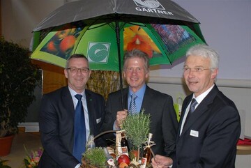 Professor Dr. Ludger Hendriks (Mitte) wurde jetzt im Beisein von ZVG-Vizeprsident Jrgen Mertz (links) und WGV-Prsident Hartmut Weimann in den Ruhestand verabschiedet