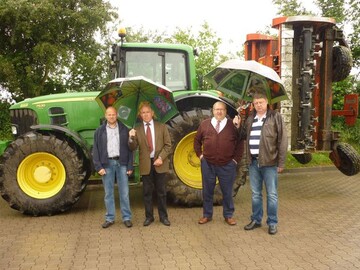 Die Diskussion um Umsatzeinbrche bis hin zu vlliger Einstellung der Ernte im Rahmen der EHEC-Krise war Thema des Besuchs von ZVG-Prsident Heinz Herker im Betrieb Mhlmann, Cappeln (von links): Thomas Albers, Papenburg, stellvertretender Vorsitzender Fachgruppe Gemsebau Norddeutschland und Vorstandsmitglied Gartenbauzentrale
Papenburg, Heinz Herker, Prsident Zentralverband Gartenbau (ZVG), Rudolf Behr, Stelle, stellvertretender Vorsitzender der Fachgruppe Gemsebau im Bundesausschuss Obst und Gemse (BOG), Wolfgang Mhlmann, Cappeln (Oldenburg), Vorsitzender Fachgruppe
Gemsebau Norddeutschland.