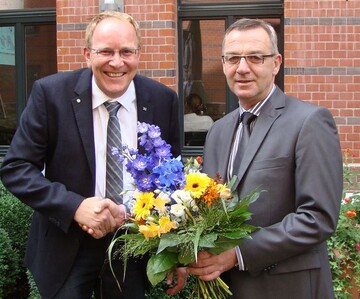 Jrgen Mertz,Prsident des ZVG, gratuliert Jrgen Herrmannsdrfer, Vorsitzender des BVE, zur Wiederwahl. 