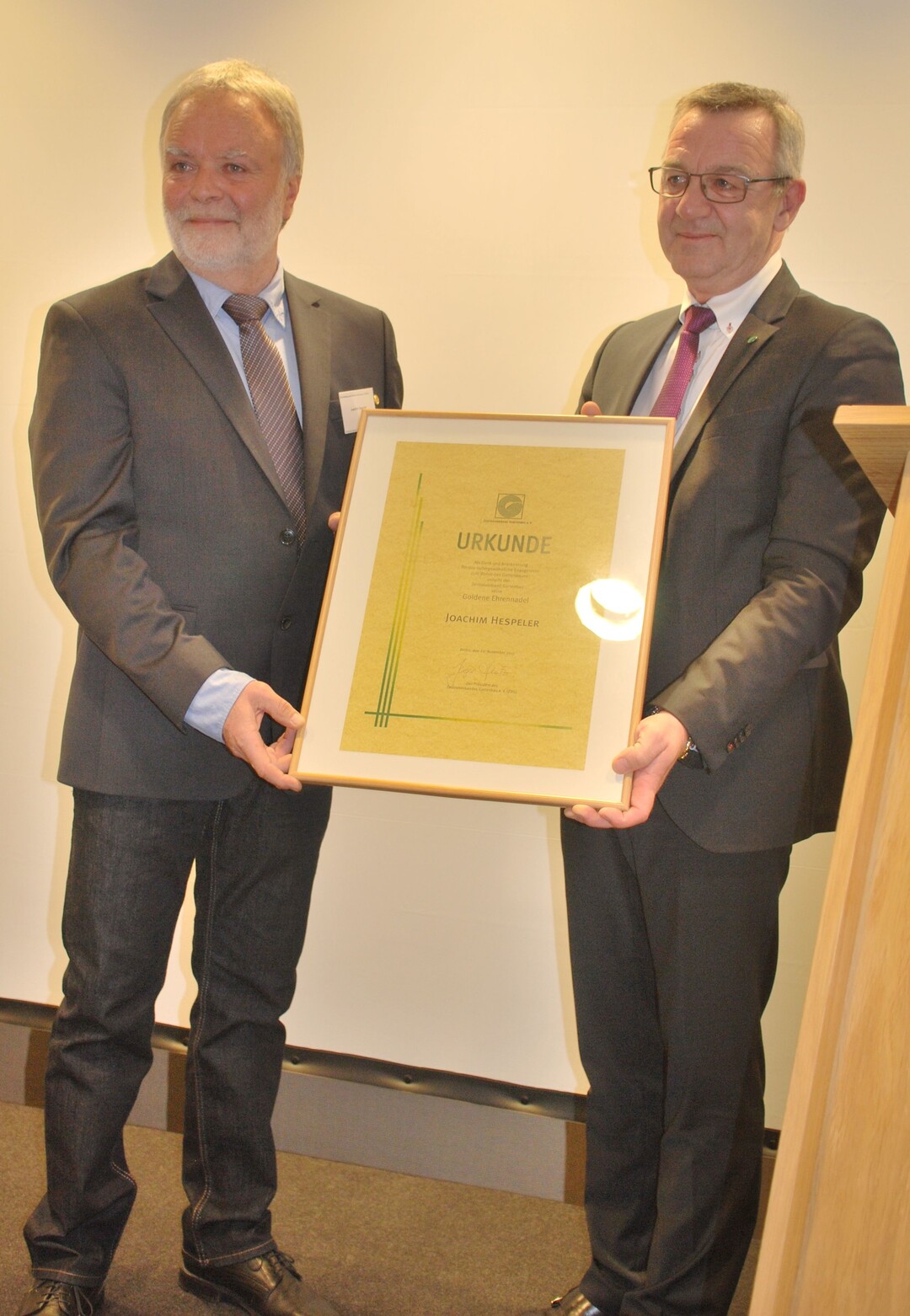Joachim Hespeler (links) wurde von Jrgen Mertz, Prsident des Zentralverbandes Garten-bau (ZVG), mit der Goldenen Ehrennadel des ZVG ausgezeichnet. 